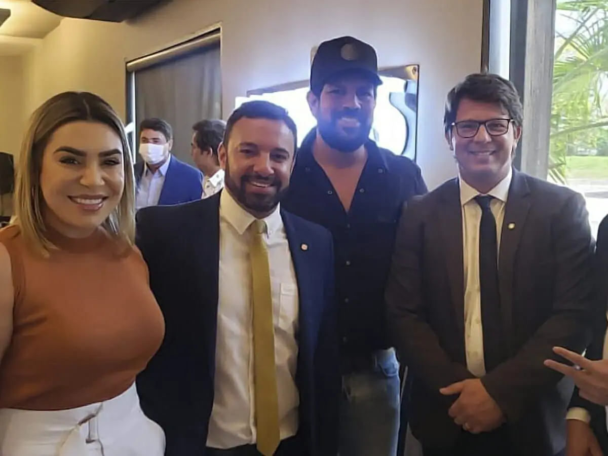 Naiara Azevedo ao lado do deputado federal bolsonarista Daniel Freitas, do cantor Sorocaba e do secretário especial de Cultura Mario Frias