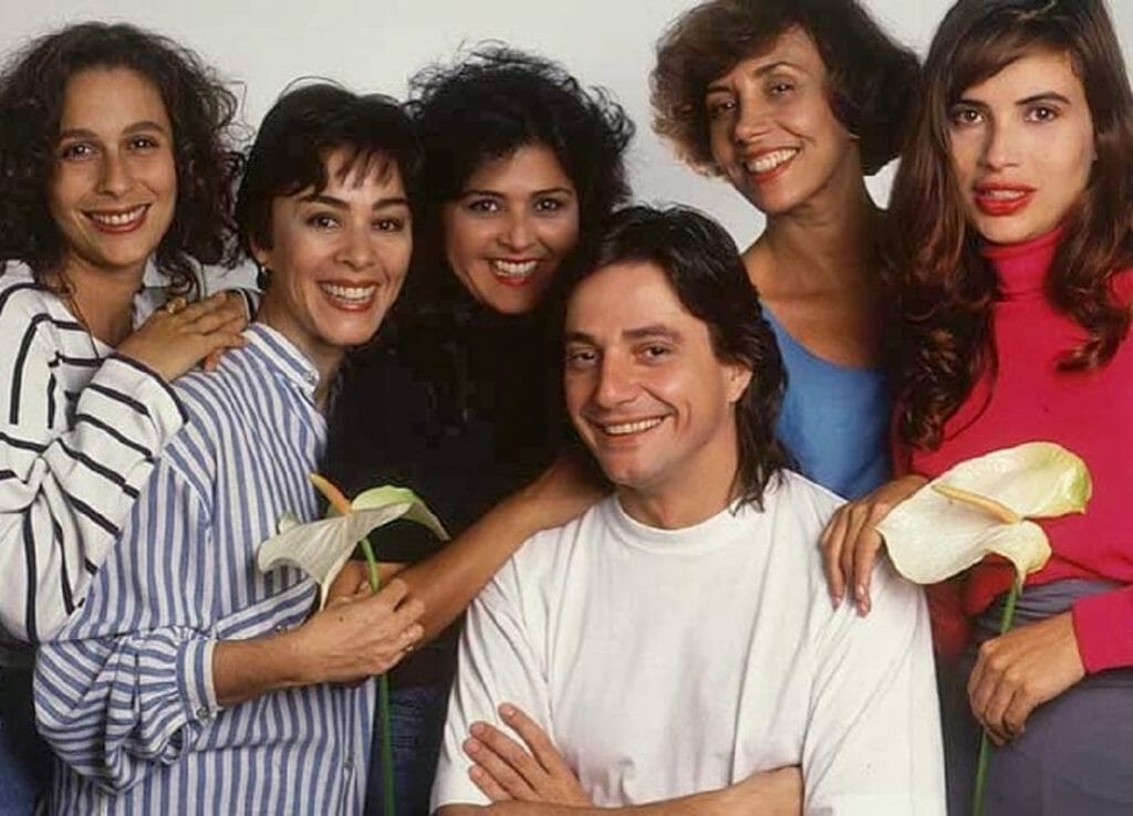 Jorge Tadeu (Fábio Jr.) com Úrsula (Andréa Beltrão), Ximena (Nívea Maria), Rosemary (Elizângela), Francisquinha (Arlete Salles) e Suzana (Isadora Ribeiro), em Pedra Sobre Pedra