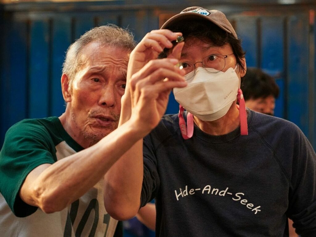 Hwang Dong-hyuk (de boné) dirige Oh Yeong-su em Round 6