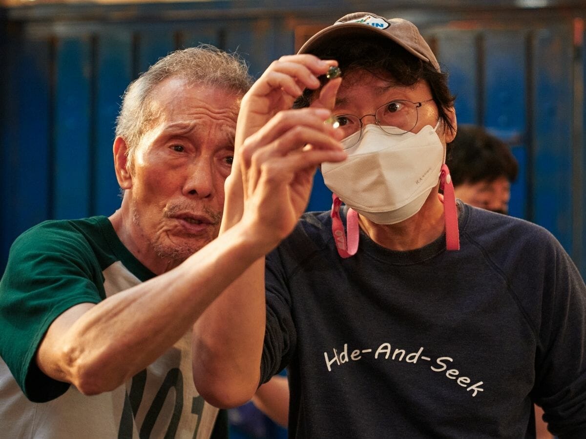 Hwang Dong-hyuk (de boné) dirige Oh Yeong-su em Round 6