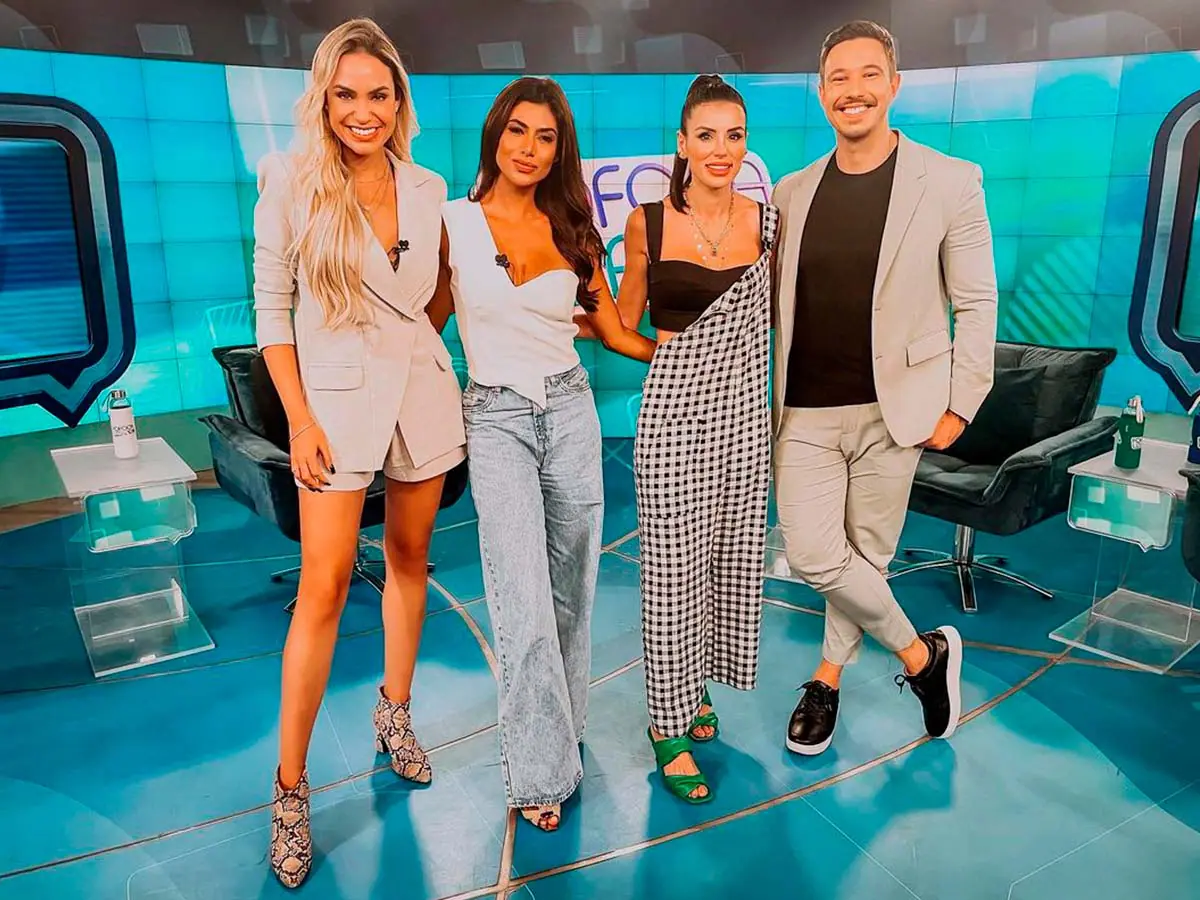 Sarah Andrade ao lado de Flávia Noronha, Gaby Cabrini e Gabriel Cartolano no Fofocalizando