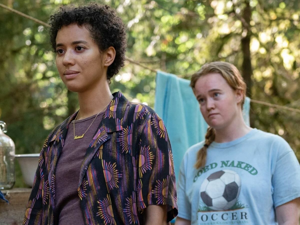 Jasmin Savoy Brown (à esq.) com Liv Hewson no drama Yellowjackets