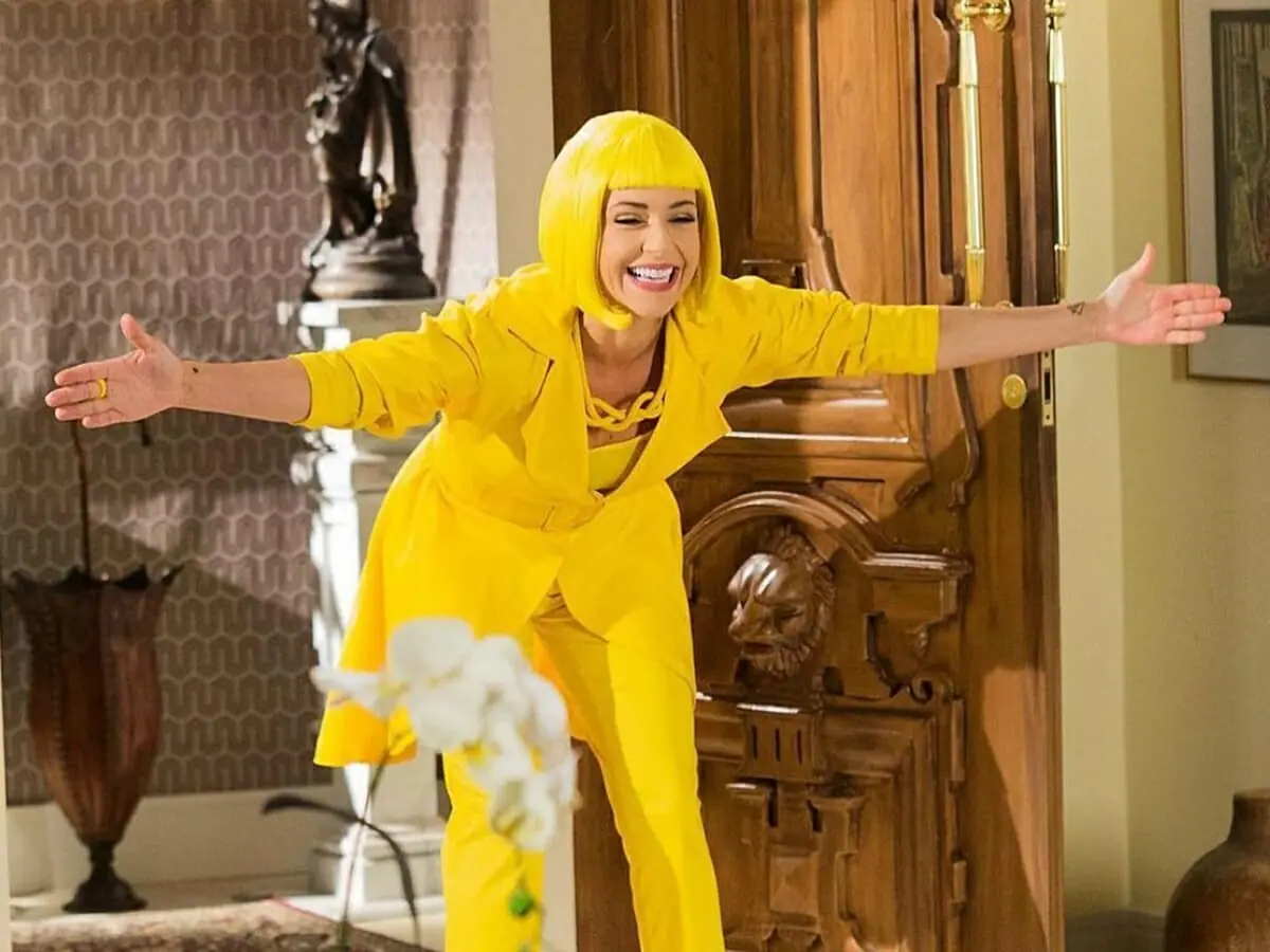 Priscila Sol como Tia Perucas em Carinha de Anjo (Reprodução SBT)