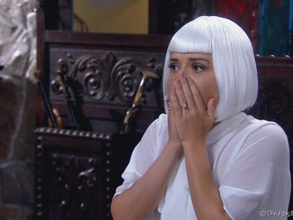 Priscila Sol interpreta Tia Perucas em Carinha de Anjo (Reprodução: SBT)