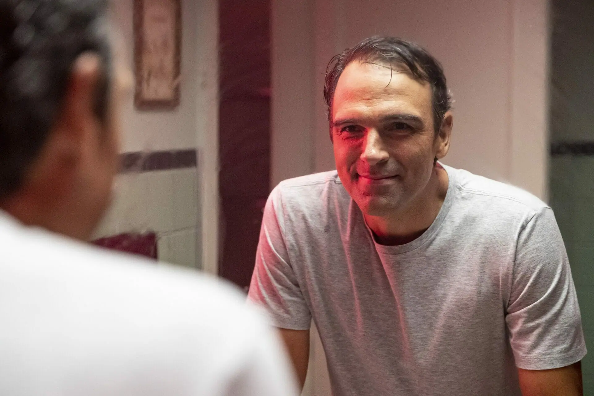 Tadeu Schmidt nos bastidores da Globo (Divulgação)