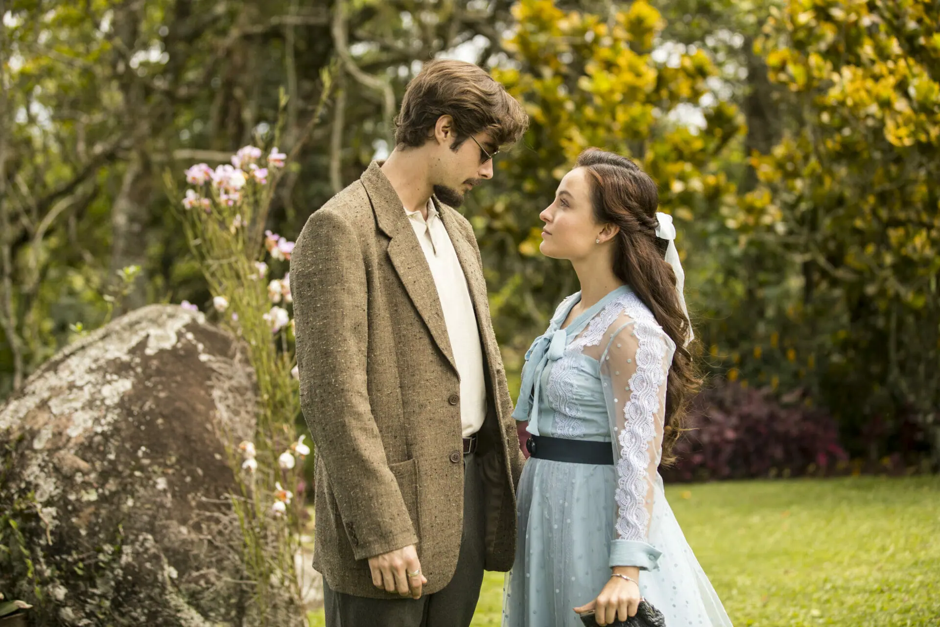 Elisa (Larissa Manoela) e Davi (Rafael Vitti) em primeira fase se Além da Ilusão (Divulgação)