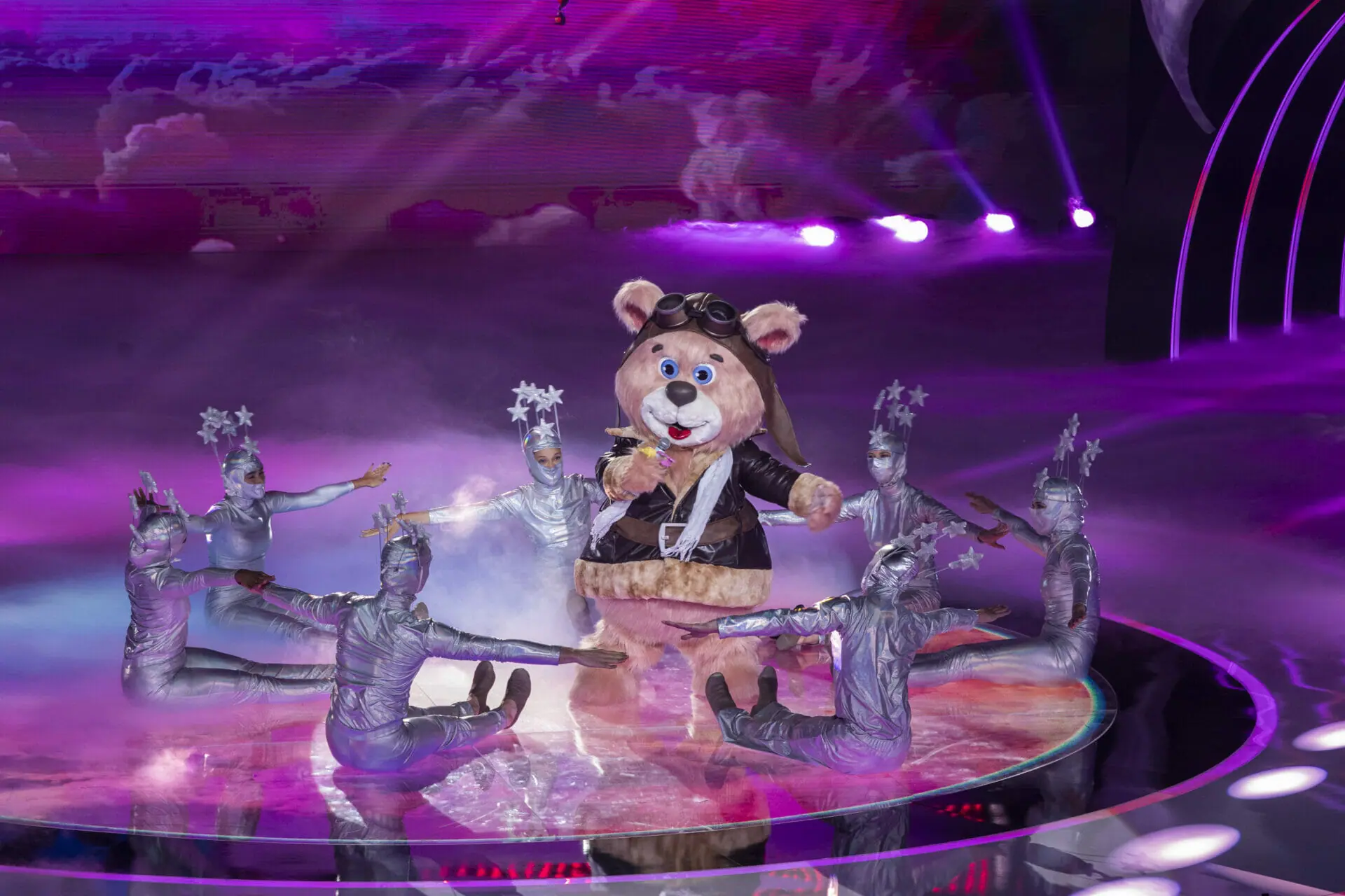 Ursa no palco do The Masked Singer Brasil (Divulgação)