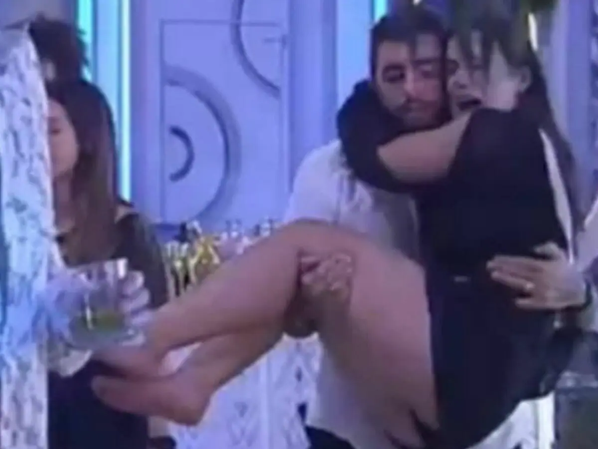 Larissa fratura o dedo e Pedro Scooby a socorre