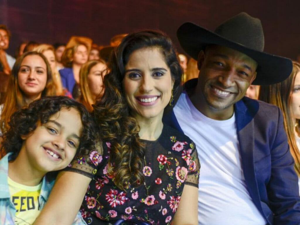 Camilla Camargo com o ator mirim Leonardo Oliveira e Eddie Coelho nos bastidores de Carinha de Anjo (Divulgação)