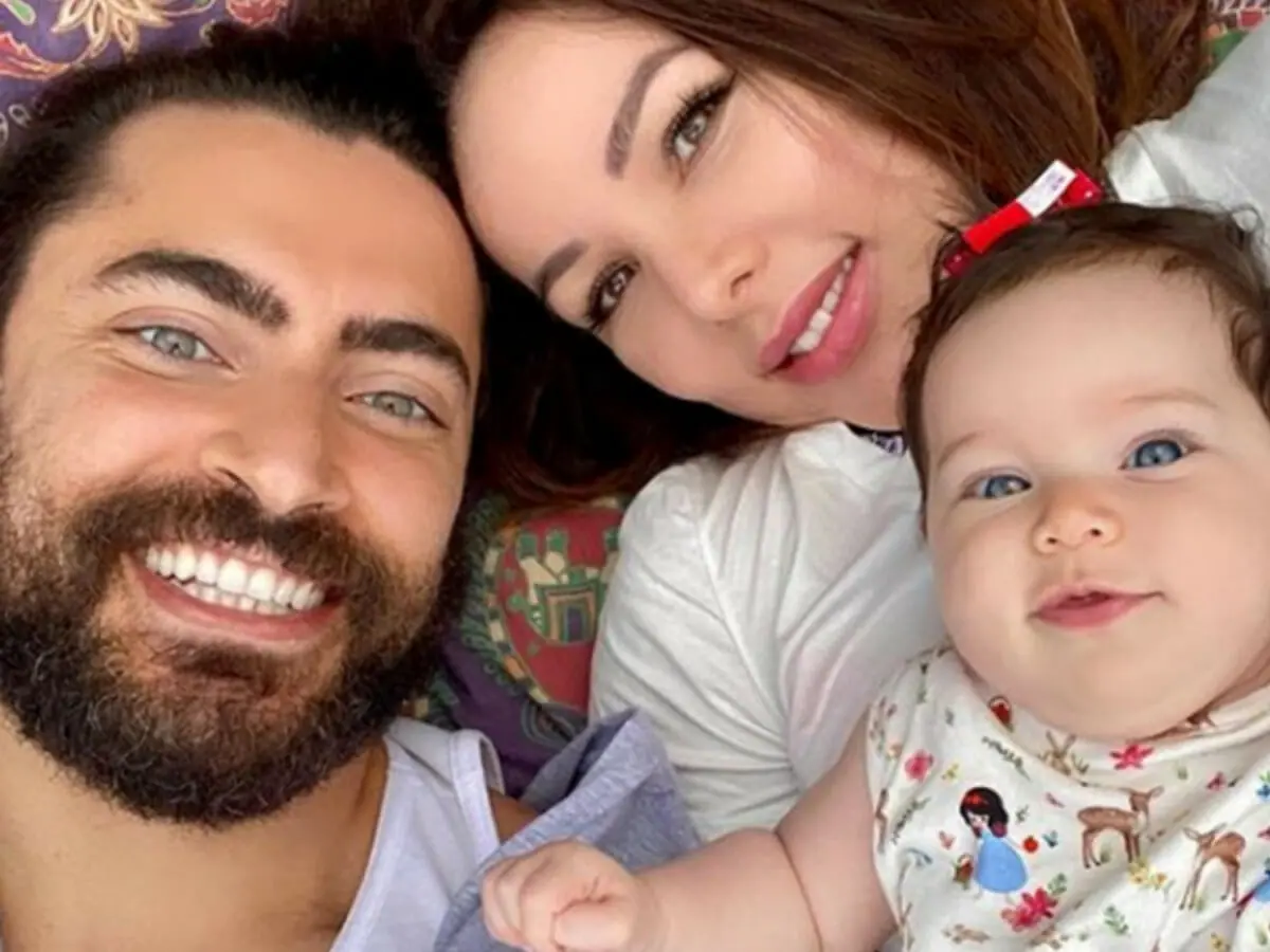 Carlo Porto, de Carinha de Anjo; sua esposa, a cantora Liah Soares e a filhinha Liz (Reprodução)