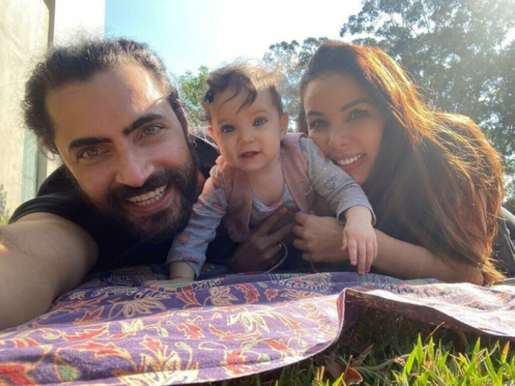 Carlo Porto, de Carinha de Anjo; sua esposa, a cantora Liah Soares, ex-The Voice, e a filhinha Liz (Reprodução)