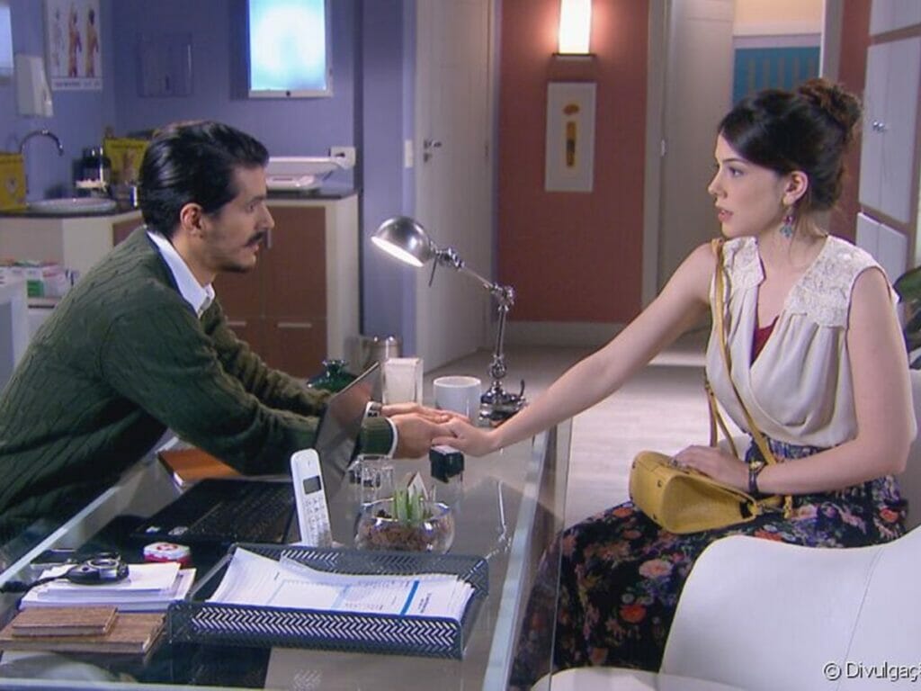 Dr. André (Bruno Lopes) e Cecília (Bia Arantes) em Carinha de Anjo (Reprodução: SBT)