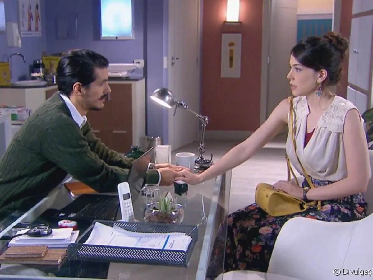 Dr. André (Bruno Lopes) e Cecília (Bia Arantes) em Carinha de Anjo (Reprodução: SBT)