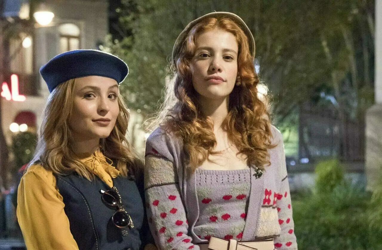 Isadora (Larissa Manoela) e Arminda (Caroline Dallarosa) de Além da Ilusão (Divulgação)