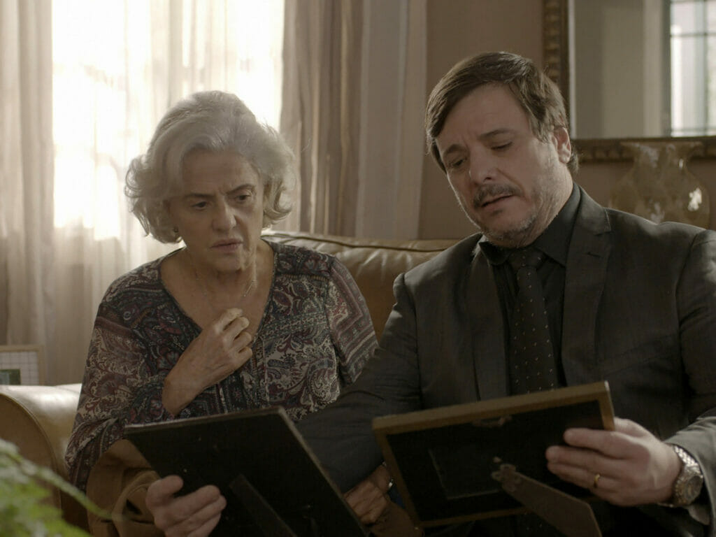 Jerônimo (Thelmo Fernandes) e Noca (Marieta Severo) em Um Lugar ao Sol (Reprodução/Globo)