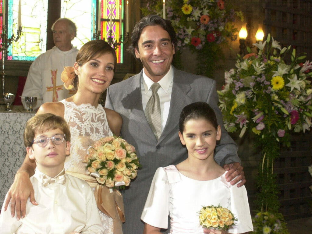 Lívia (Flávia Alessandra), Rodrigo (Alexandre Borges), Tetê (Renata Nascimento) e Juninho (Guilherme Vieira) em O Beijo do Vampiro (Reprodução/Globo)