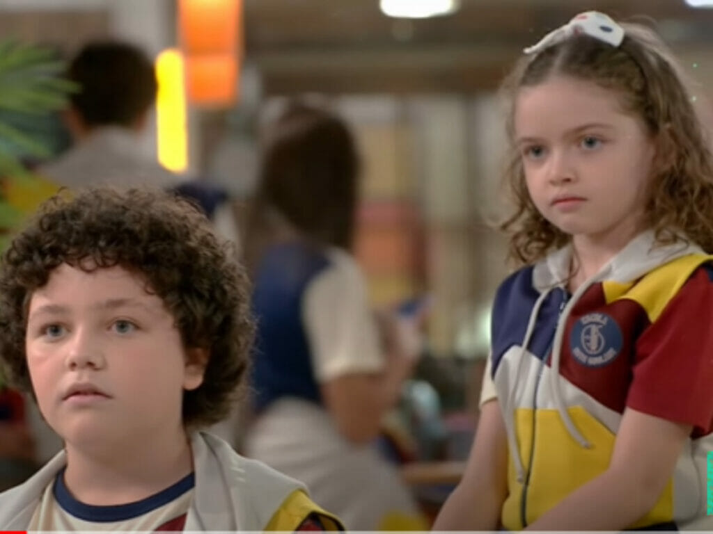 Pedro (Tavinho Martins) e Chloe (Mariana Campolongo) em Poliana Moça (Reprodução/SBT)