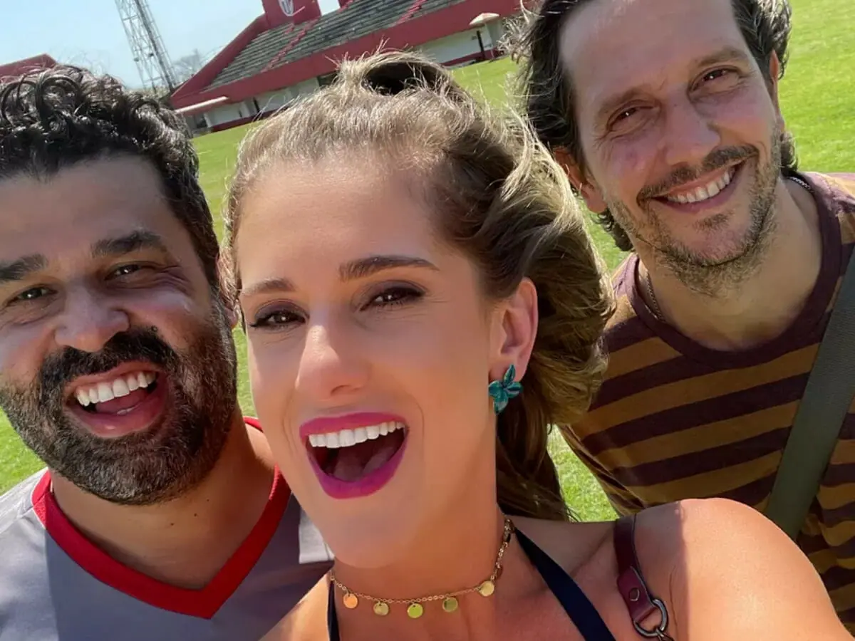 Karina Dohme com os atores Marcelo Flores e Vladimir Brichta em Quanto Mais Vida, Melhor! (Reprodução)