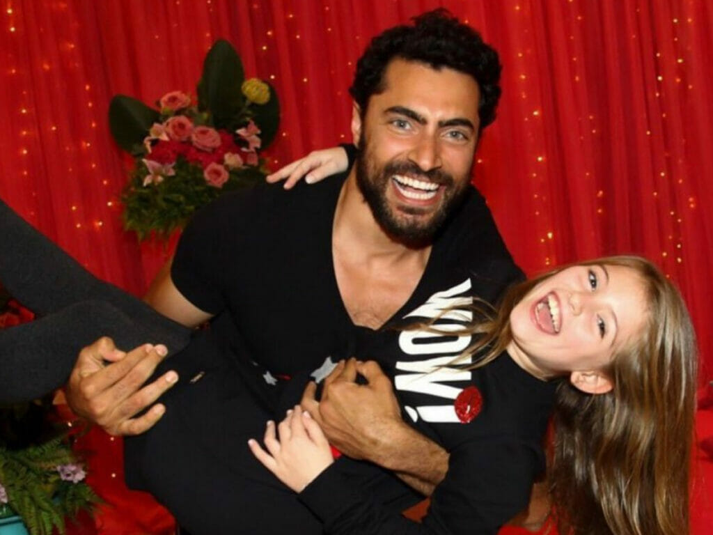 Lorena Queiroz é Dulce Maria e Carlo Porto é Gustavo em Carinha de Anjo (Divulgação)