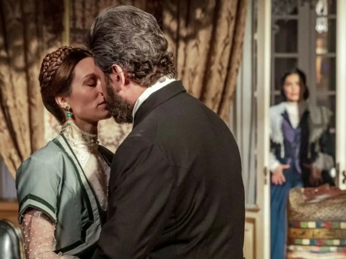 Luísa (Mariana Ximenes) e Dom Pedro II (Selton Mello) em Nos Tempos do Imperador como ocorre a separação (Divulgação)