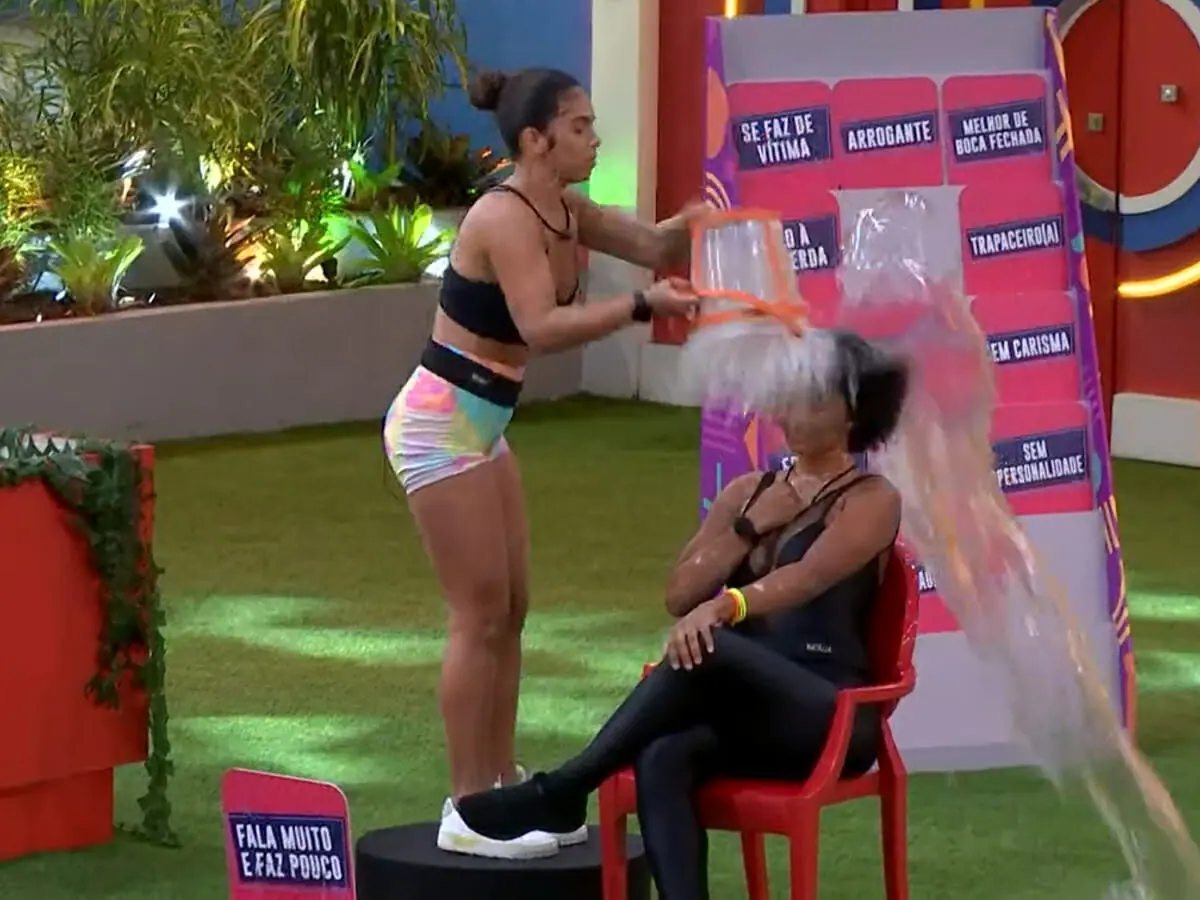 Maria bate balde na cabeça de Natália no BBB 22_1402