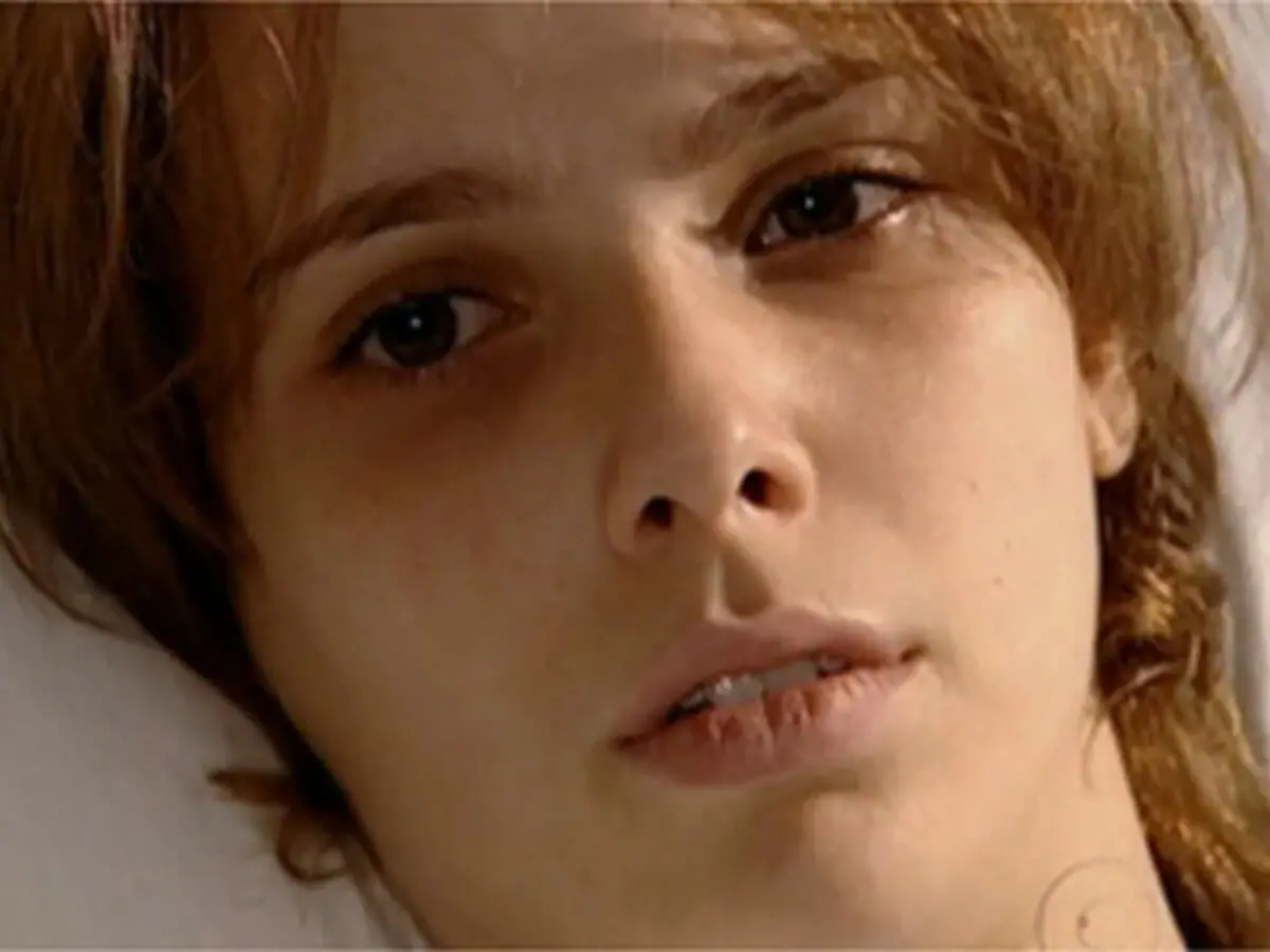 Mel (Débora Falabella) se afunda nas drogas em O Clone (Reprodução)