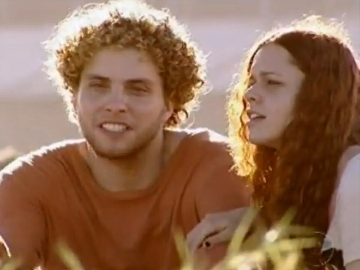 Nando (Thiago Fragoso) e Regininha (Viviane Victorette) planejam assalto com Mel (Débora Falabella) em O Clone (Reprodução)