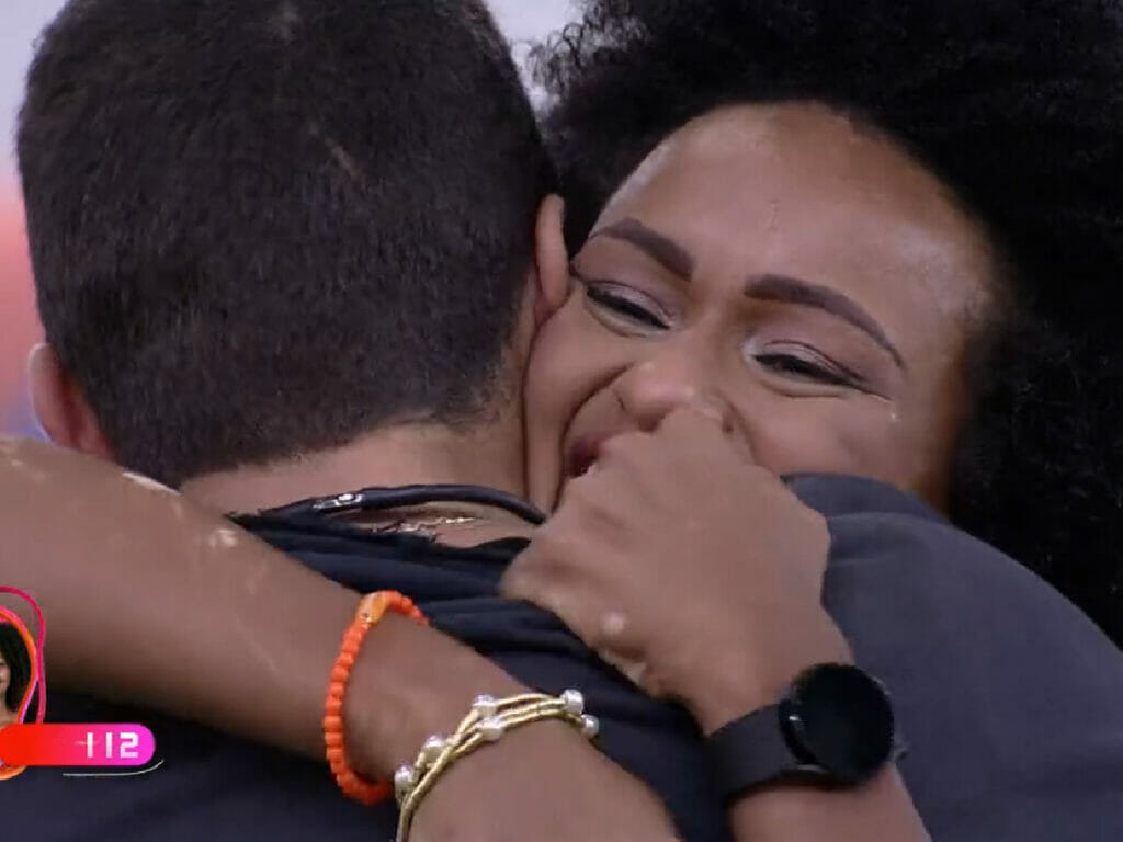 Natália abraça Pedro Scooby no BBB 22