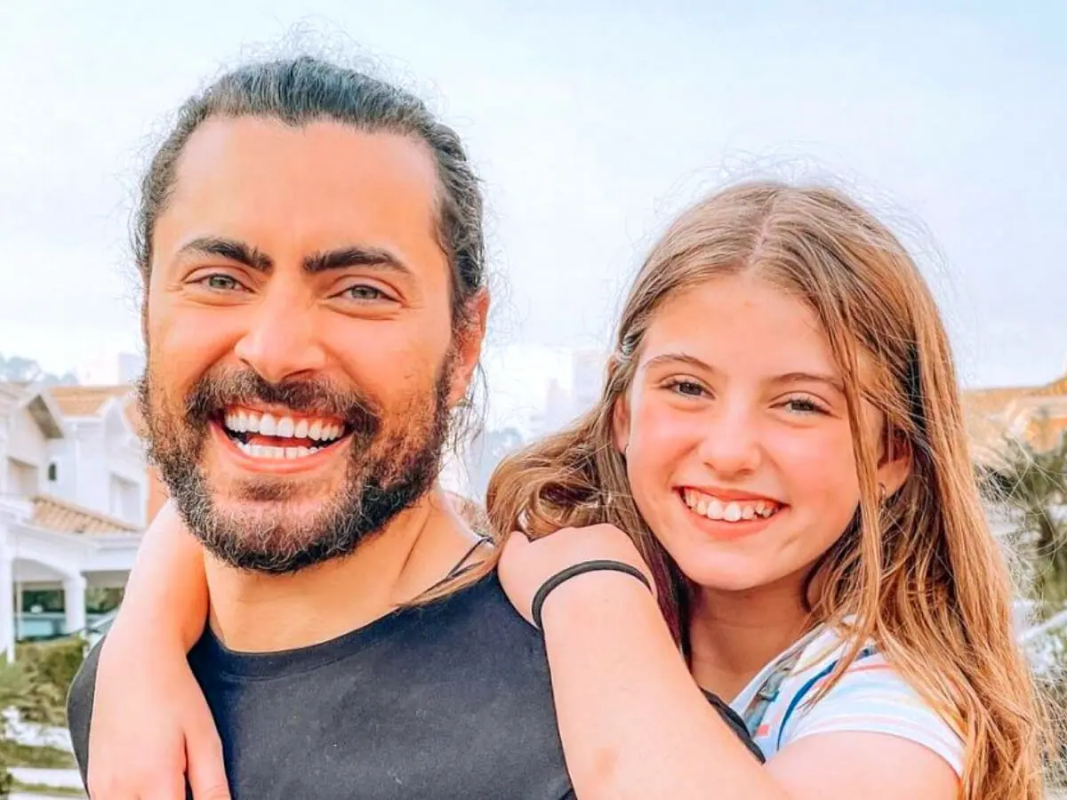 Pai e filha em Carinha de Anjo Lorena Queiroz é Dulce Maria e Carlo Porto é Gustavo na novela (Reprodução)
