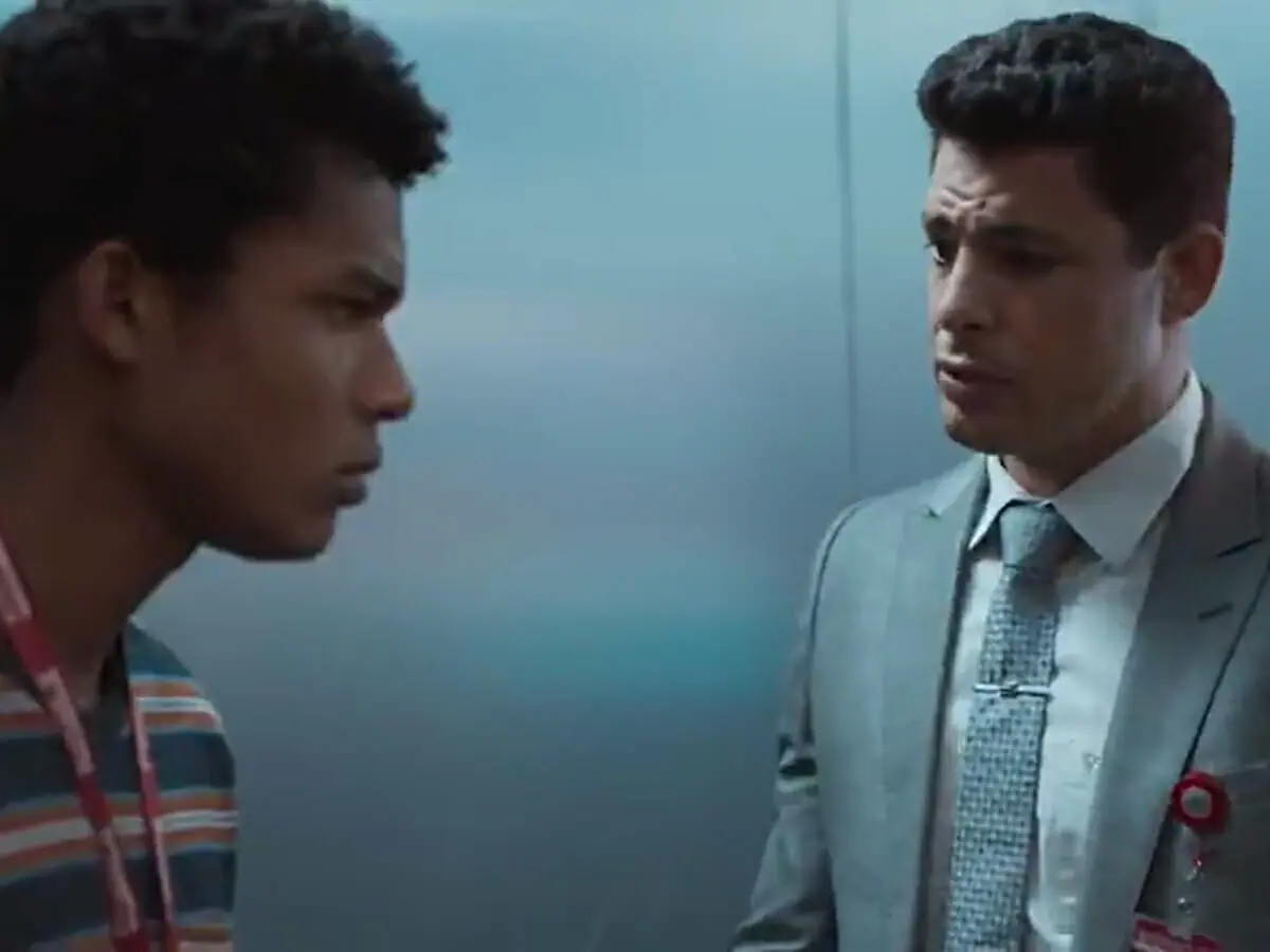 Ravi (Juan Paiva) e Christian (Cauã Reymond) em Um Lugar ao Sol