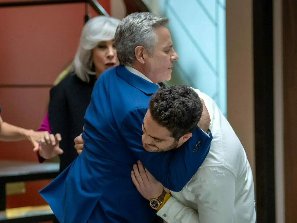 Sérgio (Alexis Ayala) e Gonçalo (Carlos Said) se agridem diante de Alice (Mayrín Villanueva) e Eva (Susana Dosamantes) (Divulgação/SBT)