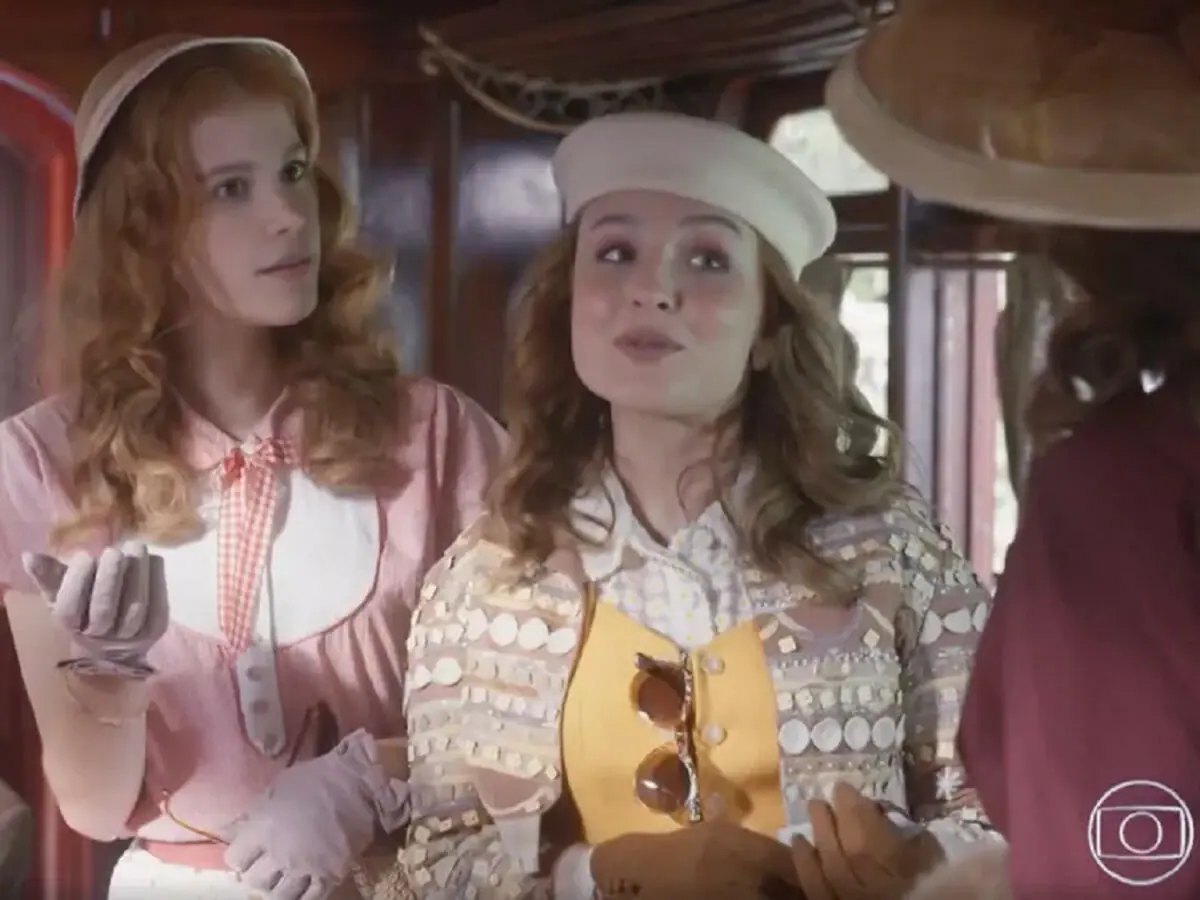 Arminda (Caroline Dallarosa), Isadora (Larissa Manoela) e Úrsula (Bárbara Paz) em Além da Ilusão