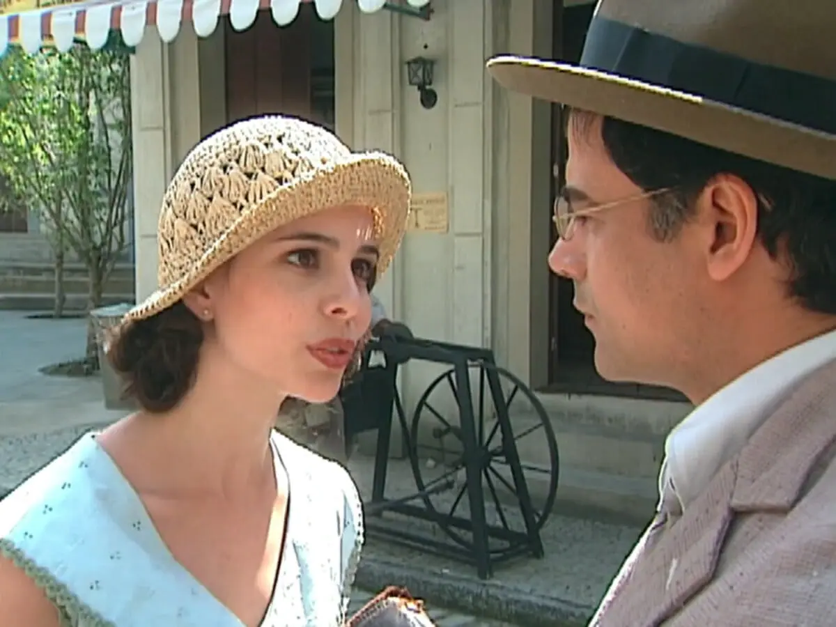 Candoca (Miriam Freeland) e Edmundo (Ângelo Antônio) em O Cravo e a Rosa