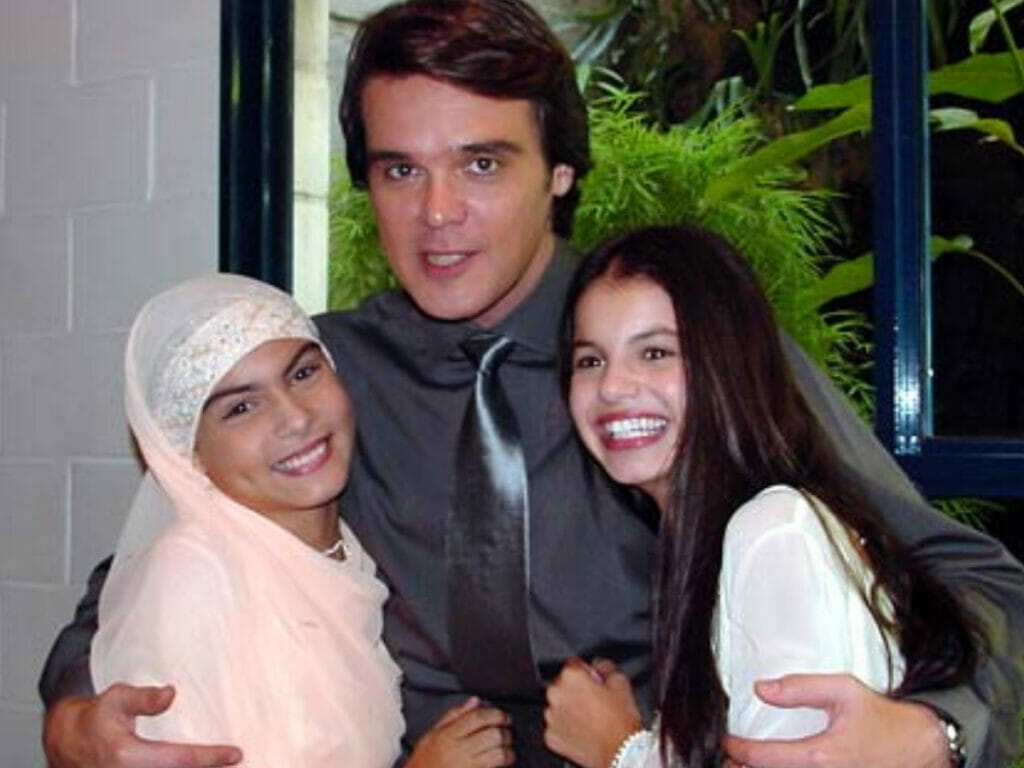Sumaya (Carolina Macieira) com Said (Dalton Vigh) e Samira (Stephani Brito) em O Clone (Reprodução)