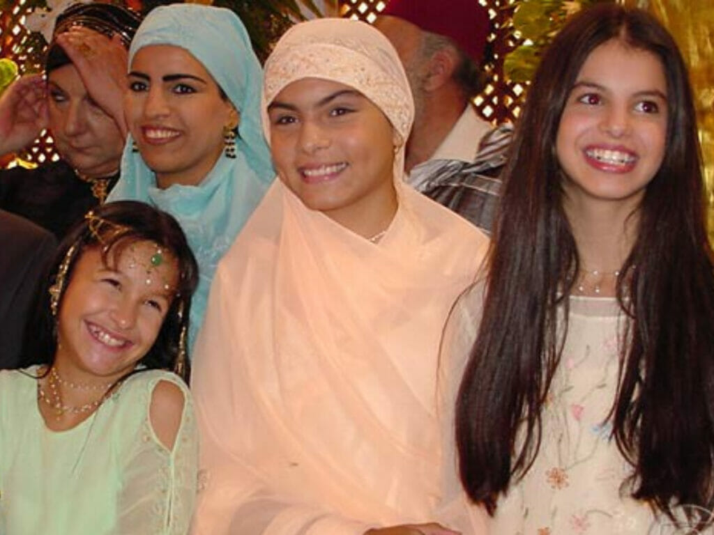 Sumaya (Carolina Macieira) entre Khadija (Carla Diaz) e Samira (Stephani Brito) em O Clone (Reprodução)