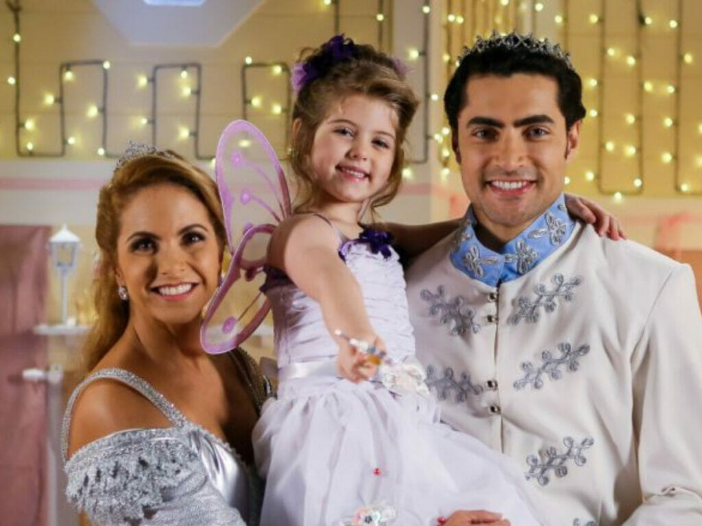 Tereza (Lucero), mãe de Dulce Maria (Lorena Queiroz) e Gustavo (Carlo Porto) em Carinha de Anjo