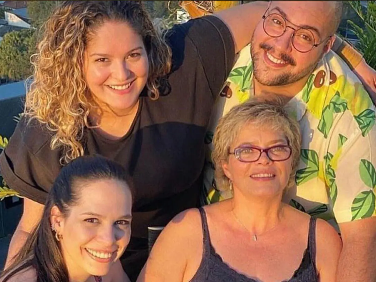 Tiago Abravanel com as irmãs e a mãe