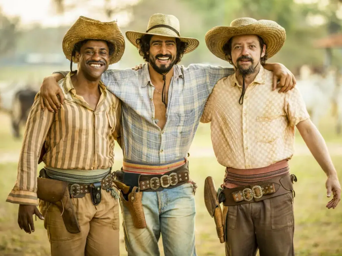 Tião (Fábio Neppo), José Leôncio (Renato Góes) e Quim (Chico Teixeira) em Pantanal (Divulgação Globo)