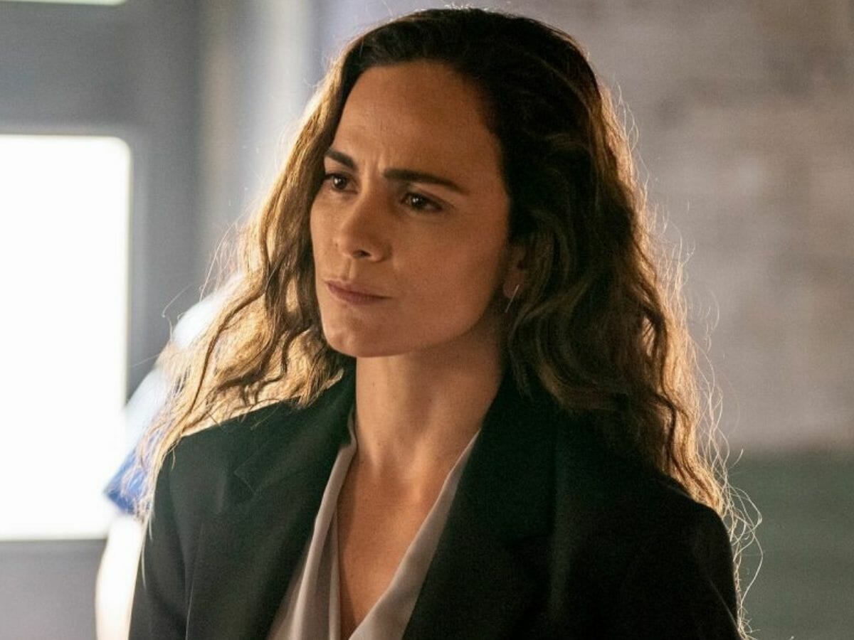 A atriz brasileira Alice Braga na série A Rainha do Sul