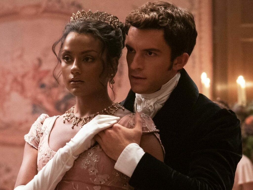 Simone Ashley com Jonathan Bailey na 2ª temporada de Bridgerton