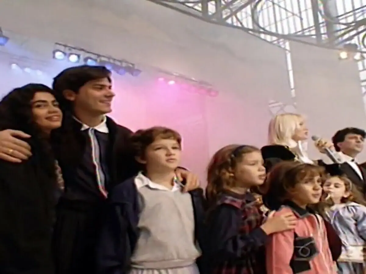 Cláudia (Patrícia França) e Lucas (Leonardo Vieira) em show de Xuxa
