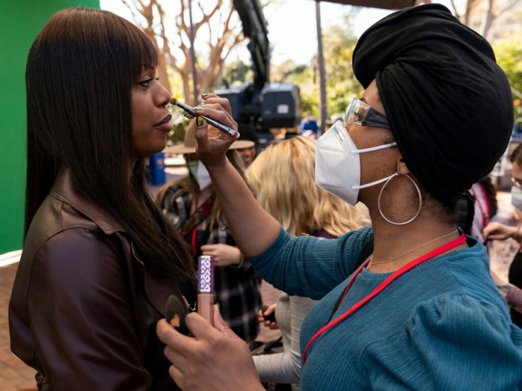 Laverne Cox com maquiadora nos bastidores de Inventando Anna