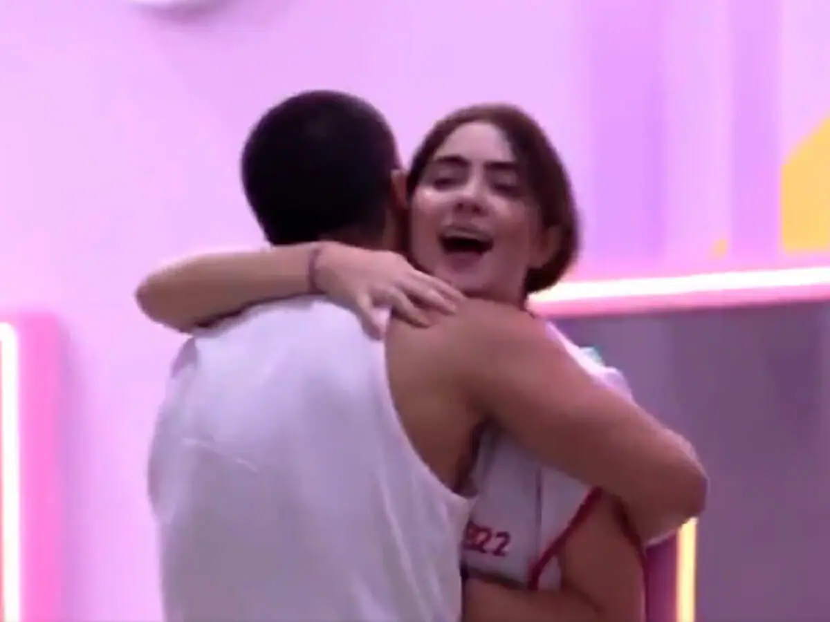 Arthur Aguiar e Jade Picon se abraçam no BBB 22