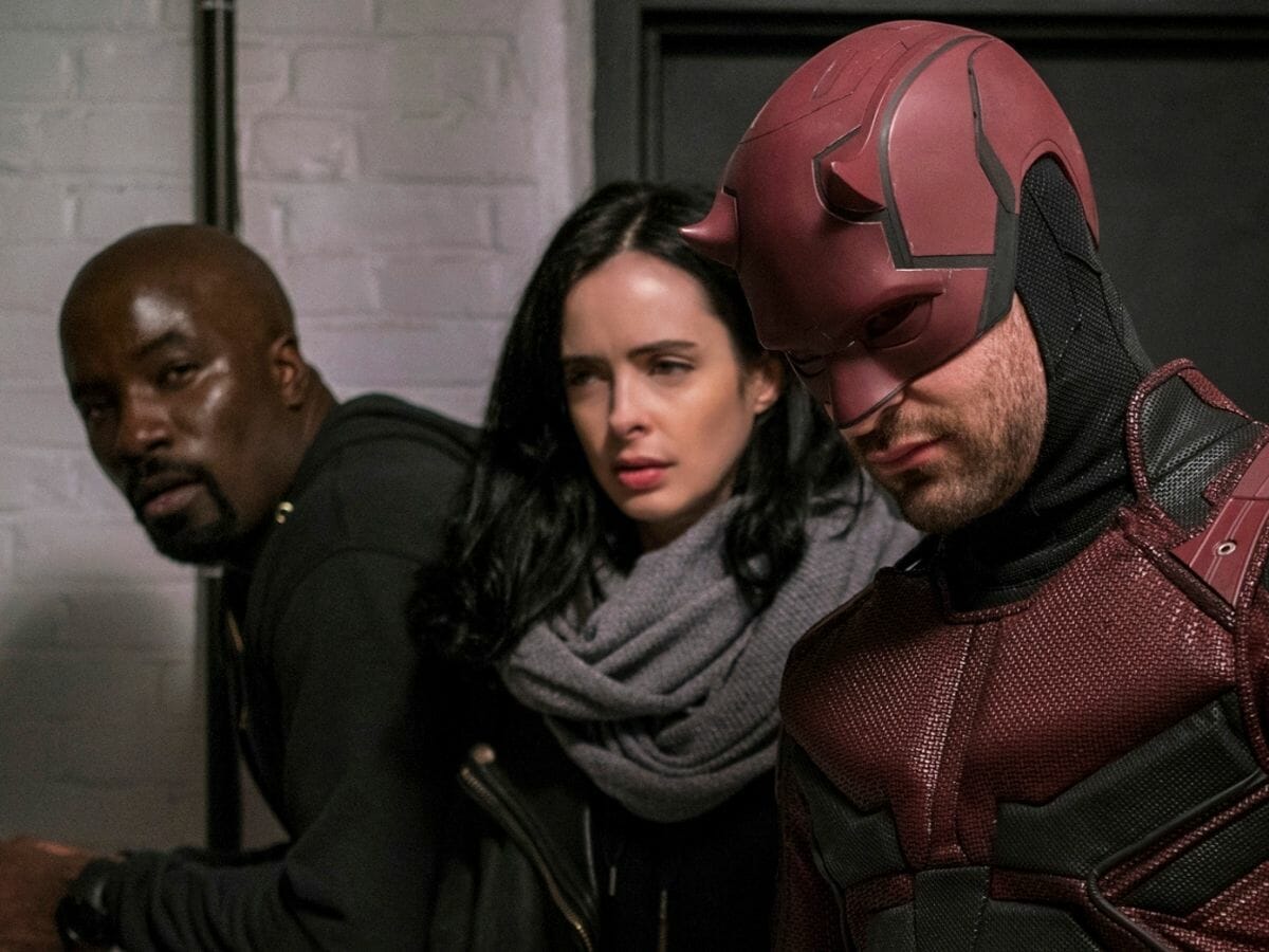 Mike Colter (ao fundo), Krysten Ritter e Charlie Cox em Os Defensores