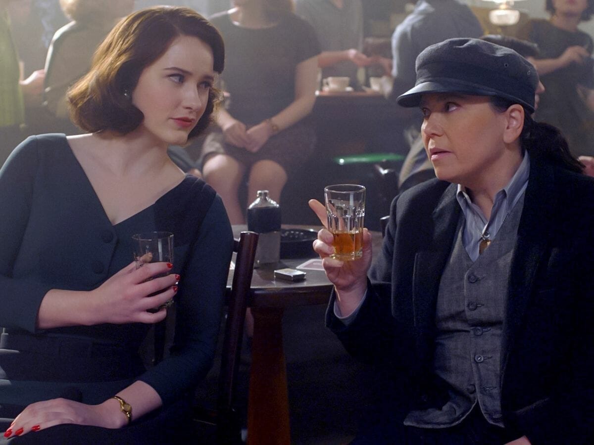 Rachel Brosnahan (à esq) com Alex Borstein na 4ª temporada de The Marvelous Mrs. Maisel