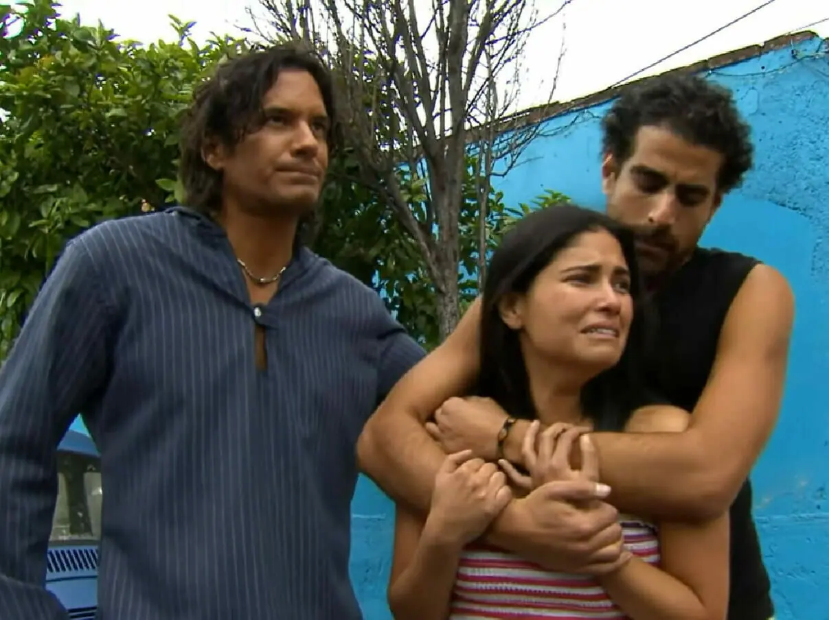 Vítor Manuel (Mario Cimarro), Lorenzo (Rodrigo Nehme) e Chom (Amor Flores) em Mar de Amor (Reprodução/YouTube)