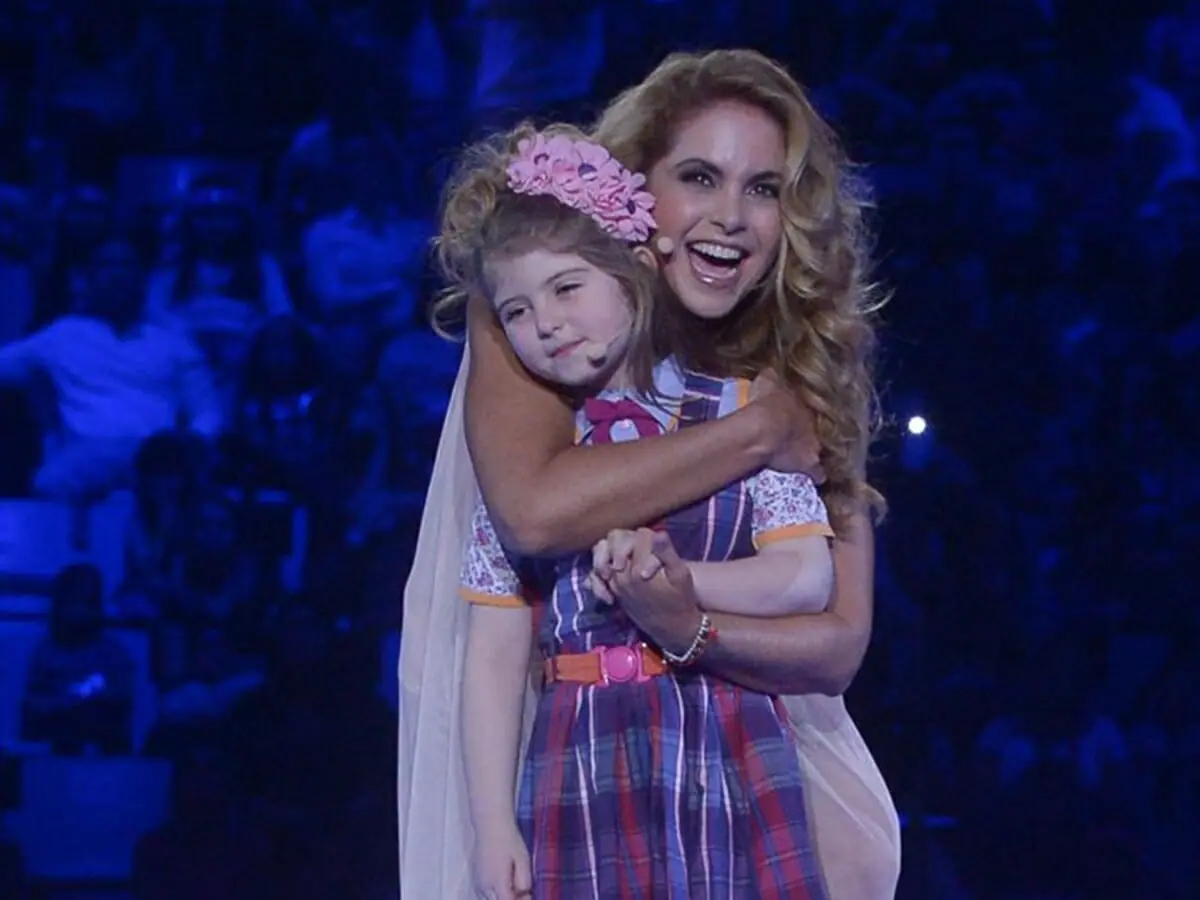 Lucero (Tereza) e Lorena Queiroz (Dulce Maria) em cena de Carinha de Anjo