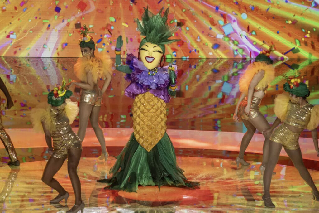 Abacaxi no palco do The Masked Singer Brasil (Divulgação)