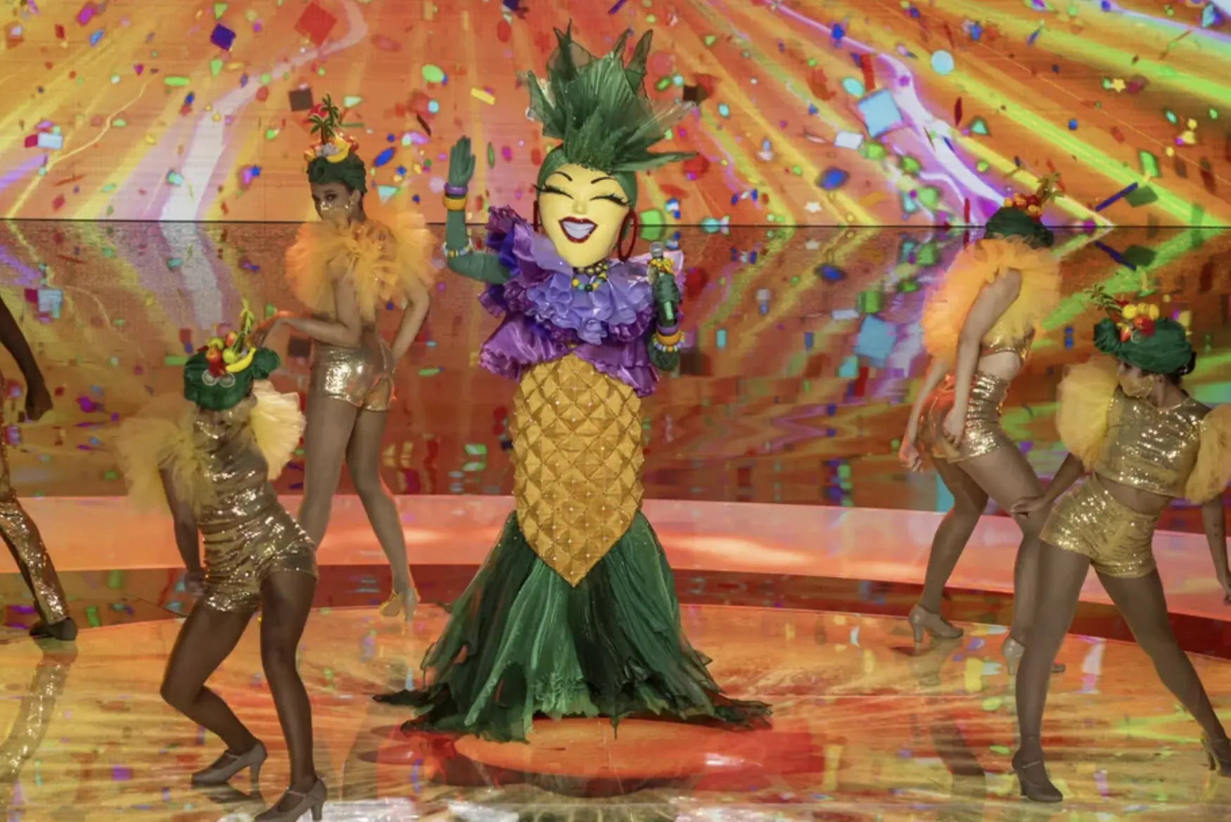 Abacaxi no palco do The Masked Singer Brasil (Divulgação)