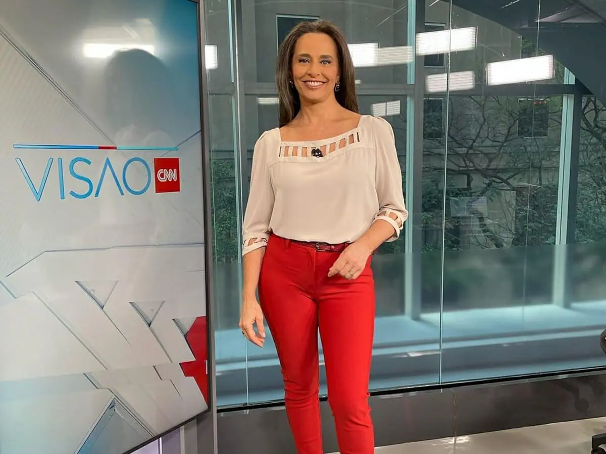 Carla Vilhena na apresentação do Visão CNN (Reprodução: Instagram)